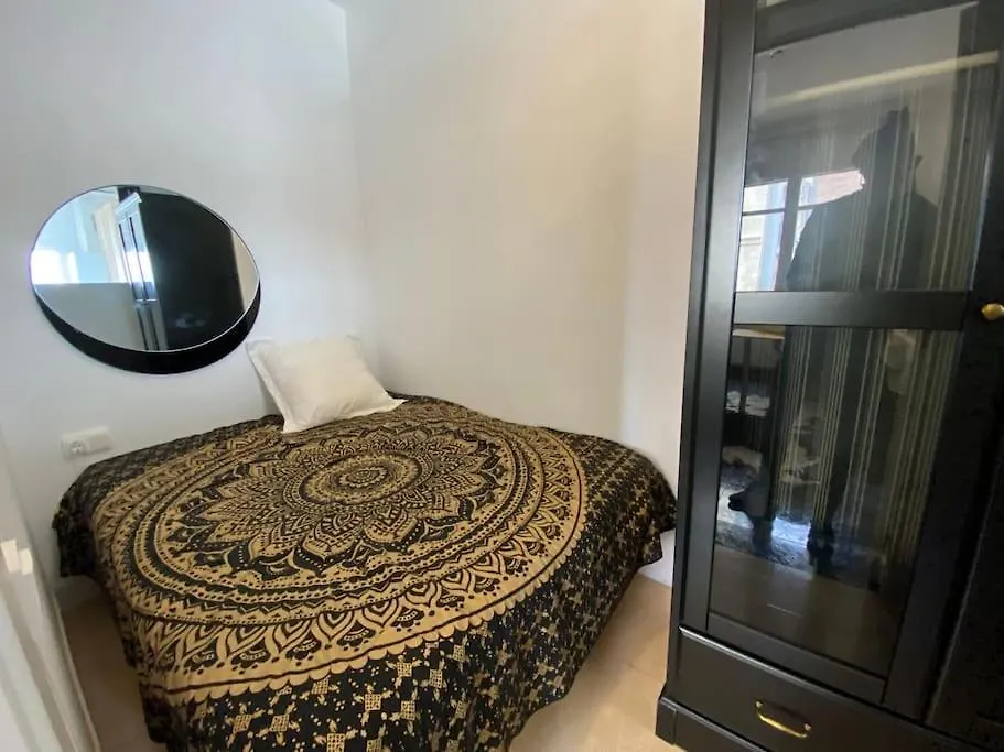 Double Room With Inside Window In Shared Apartment Barcellona Spagna